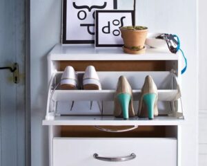 szafka na buty z otwartymi szufladami